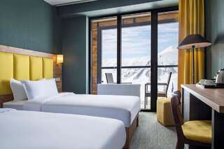 Отель Best Western Gudauri Гудаури Улучшенный номер с 2 отдельными кроватями, балконом и видом на бассейн-2