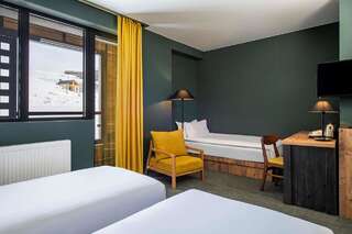 Отель Best Western Gudauri Гудаури Улучшенный номер с 2 отдельными кроватями, балконом и видом на бассейн-4